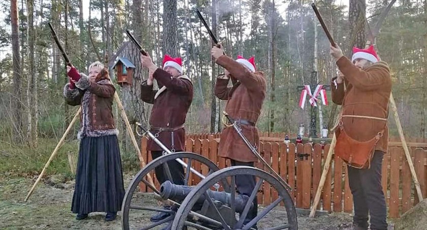 Zdjęcie przedstawia salwę honorową przy mogile powstańców w uroczysku Ormanicha