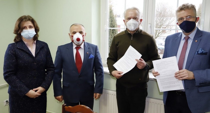 Zdjęcie osób, które podpisały umowę dotyczącą remontu drogi Końskie - Wąsosz - Czarna