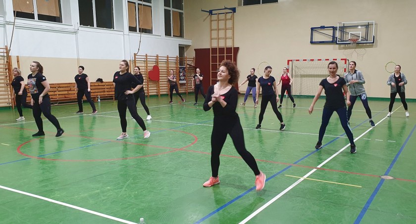 Zdjęcie uczestniczek zajęć fitness w Miedzierzy