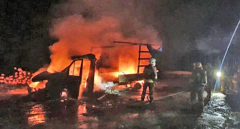 Zdjęcie przedstawia pożar auta w Cisie