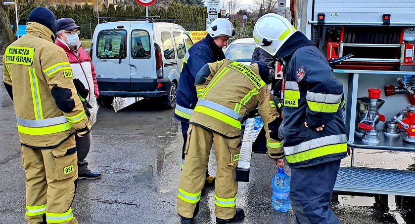 Zdjęcie druhów z Modliszewic, którzy przygotowują się do wydawania wody