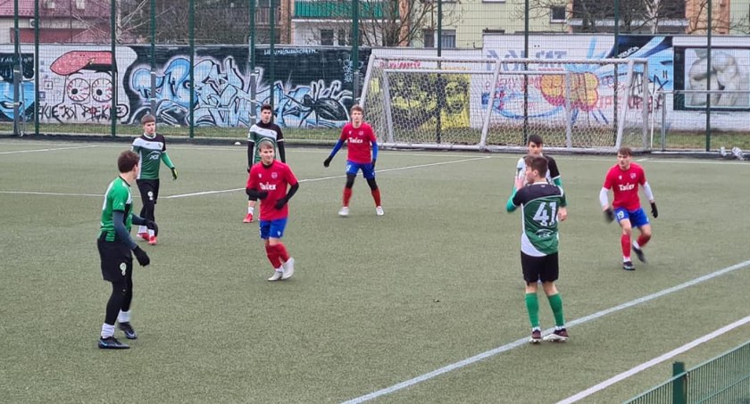 Zdjęcie przedstawia fragment sparingu drużyny U-17 Akademii Rakowa Częstochowa z ekipą U-19 GKS Bełchatów