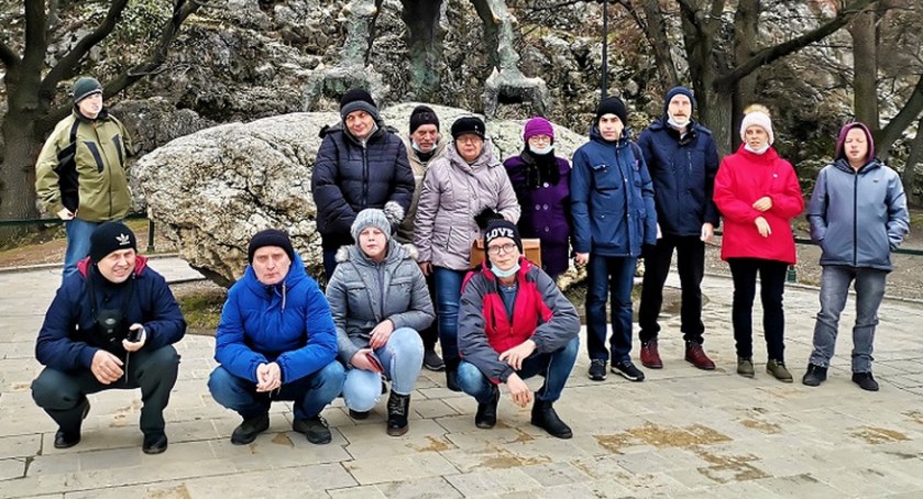 Zdjęcie uczestników Powiatowego Środowiskowego Domu Samopomocy w Stąporkowie, którzy odebrali nagrody w Krakowie