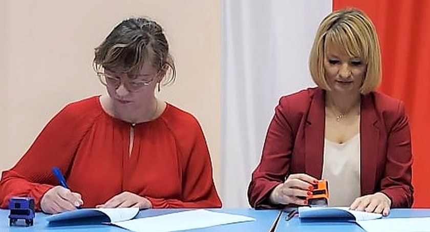 Zdjęcie burmistrz Doroty Łukomskiej (z prawej) i skarbnik Agnieszki Miernik