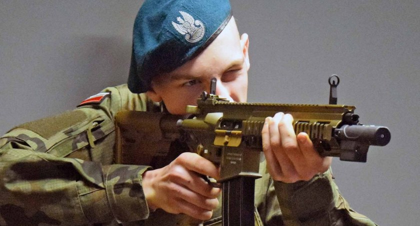 Zdjęcie ucznia ZSP nr 1 w Końskich, który strzela na wirtualnej strzelnicy