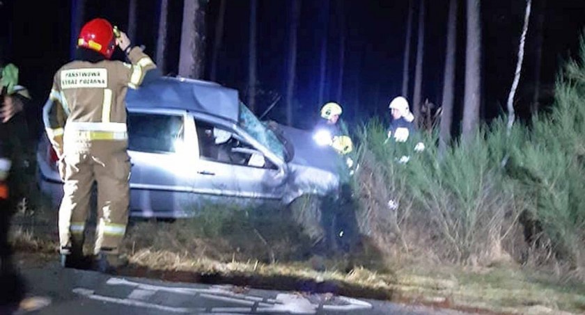 Zdjęcie volkswagena po dachowaniu z połamaną karoserią
