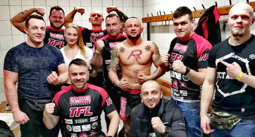 Zdjęcie Artura Krawczyka, który cieszy się ze swoją ekipą ze zwycięstwa w TFL 24 w Lublinie 