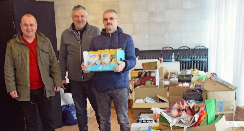 Zdjęcie, na którym Marcin Łyczek, Piotr Nowak i Krzysztof Dziuba przekazują dary od mieszkańców Sierosławic