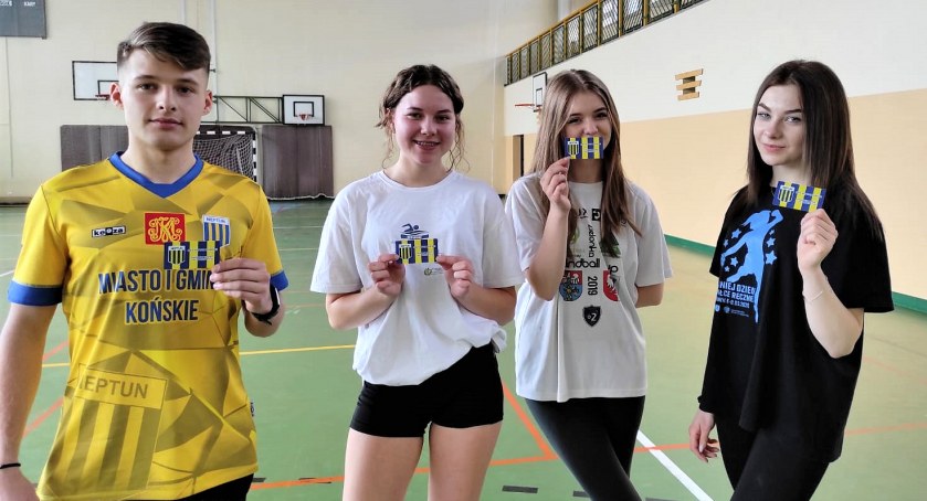 Zdjęcie młodzieży z SP nr 1 w Końskich z darmowymi karnetami na mecze Neptuna