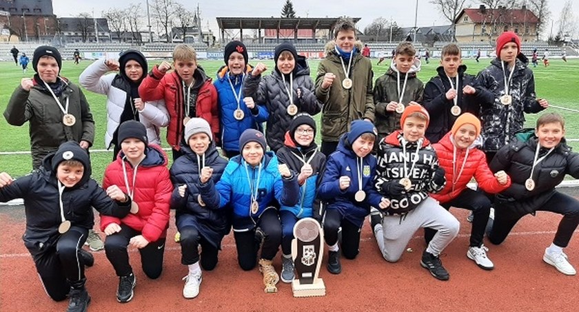 Zdjęcie piłkarskiej reprezentacji województwa świętokrzyskiego, rocznik 2010, na turnieju w Nowym Targu
