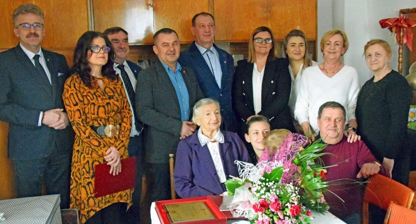 Urodzinowe zdjęcie Pani Heleny z gośćmi