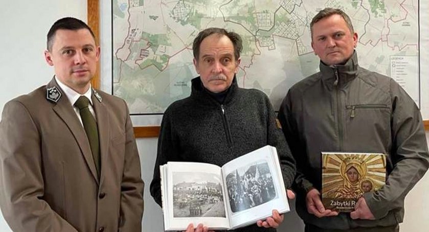 Zdjęcie przedstawia - od lewej Mateusza Garbacza, Tadeusza Czarneckiego i Tomasza Pakułę