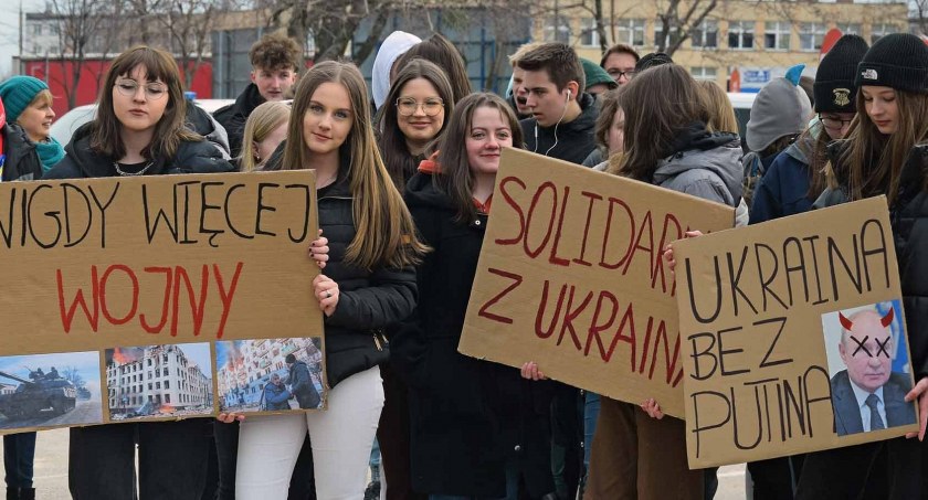 Zdjęcie uczniów SP nr 1 w Końskich z hasłami antywojennymi