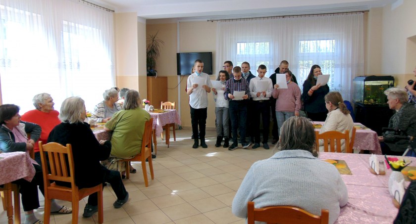 Zdjęcie uczniów SOSW w Baryczy, którzy prezentują swój program artystyczny w Cichym Zakątku