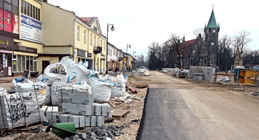 Zdjęcie rewitalizowanego odcinka centrum Końskich. Robotnicy zostawili nie zakończoną budowę