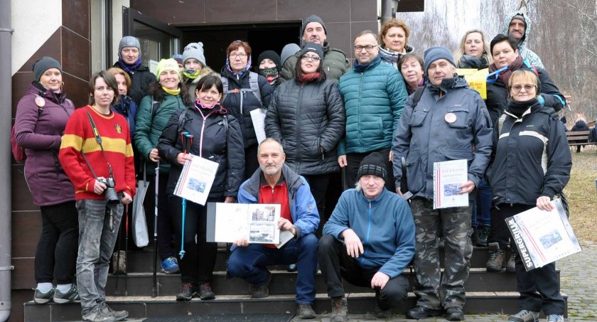 Zdjęcie nagrodzonych w pocztówkowym konkursie PTTK Końskie