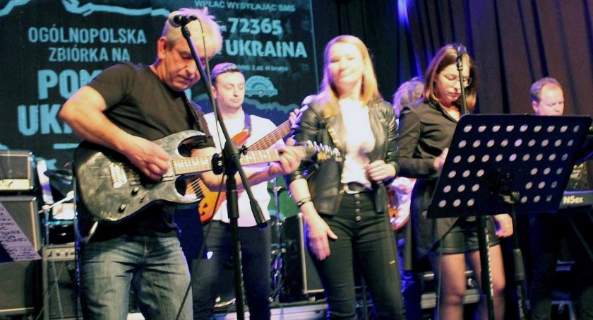 Zdjęcie przedstawia MW Band na scenie koneckiego DK
