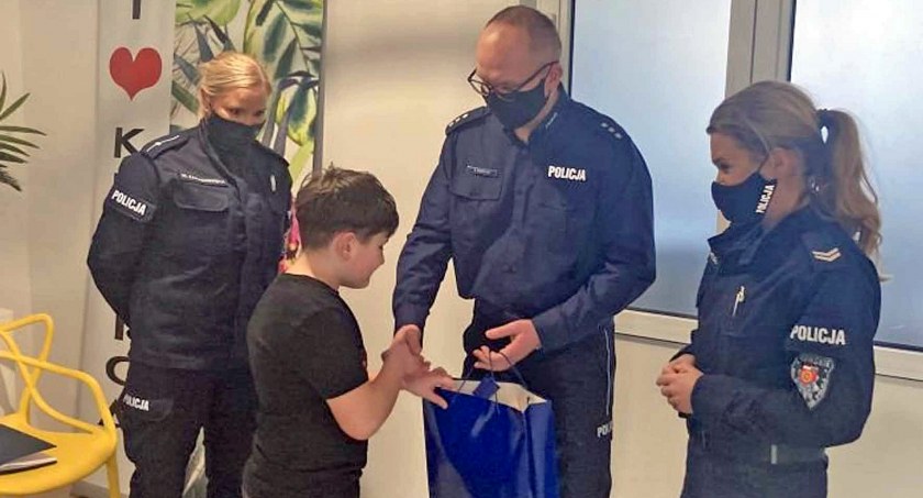 Zdjęcie Saszy, który otrzymał prezent urodzinowy od koneckich policjantów
