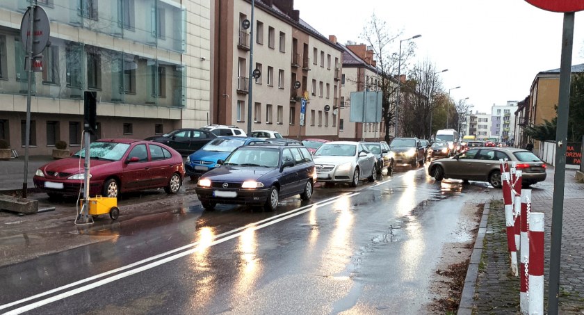 Zdjęcie przeznaczonej do remontu ul. Odrowąża w Końskich
