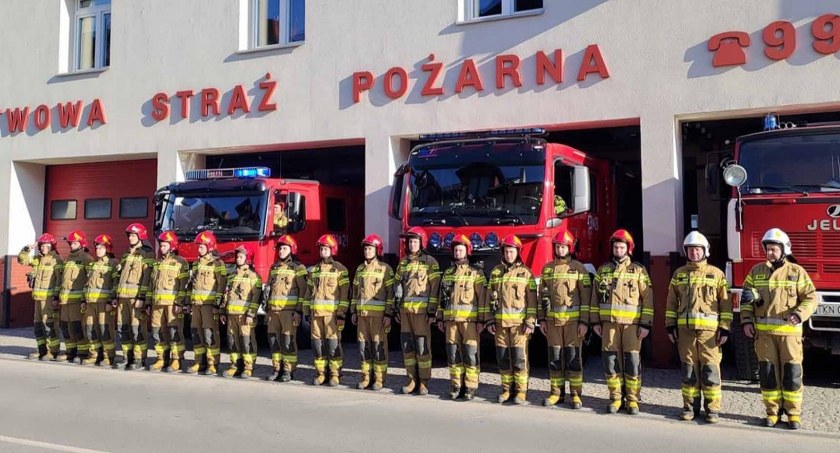 Zdjęcie przedstawia strażaków PSP Końskie, ktorzy minutą ciszy uczcili bohaterów z Ukrainy