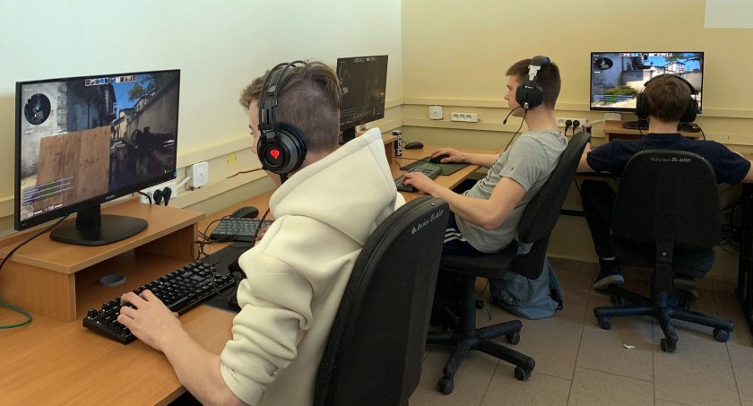 Zdjęcie uczestników turnieju gier komputerowych w koneckim Mechaniku