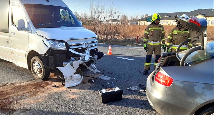 Zdjęcie pojazdów po zderzeniu w Salacie (gmina Smyków)