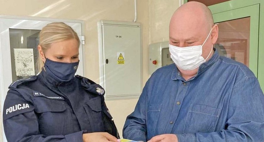 Zdjęcie mł. asp. Moniki Zamachowskiej, która przekazuje ulotkę z ostrzeżeniami