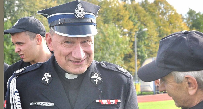 Zdjęcie księdza Gustawa Kaczkowskiego z parafii w Węgrzynie, kapelana druhów strażaków