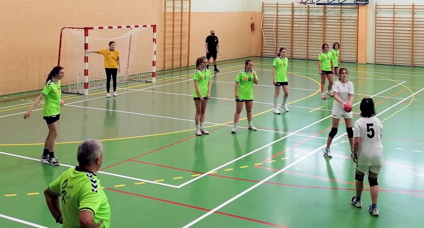 Zdjęcie przedstawia fragment spotkania Olimpia Końskie - Żak Kielce z pierwszej rundy rozgrywek