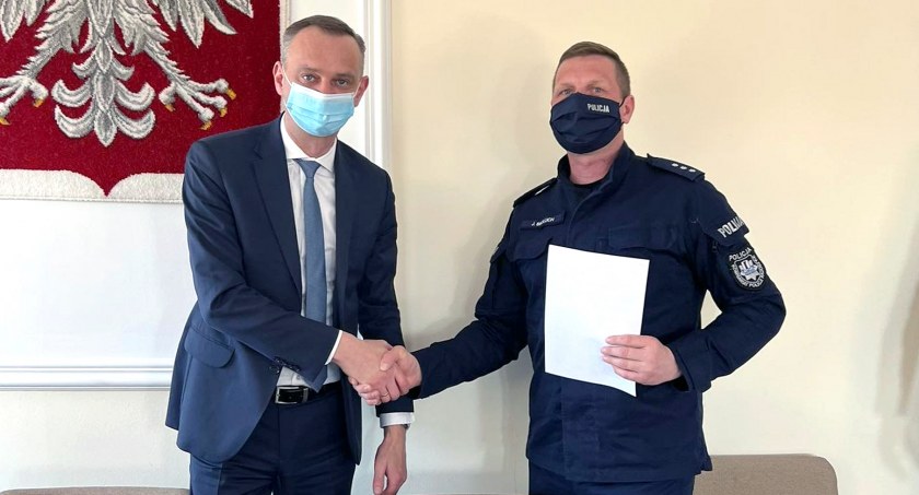 Zdjęcie wójta Jarosłąwa Pawelca i komendanta Jarosława Smołucha