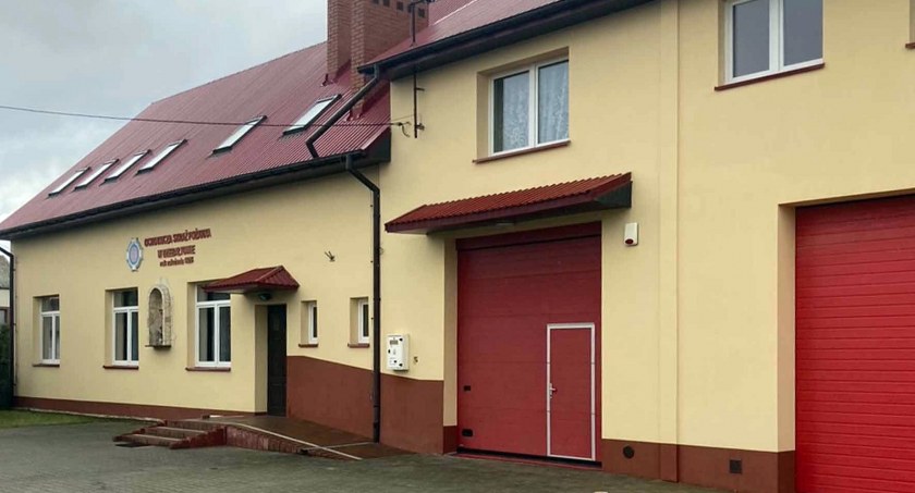 Zdjęcie rozbudowanej strażnicy w Dziebałtowie, gdzie powstały dwa boksy garażowe i zaplecze socjalne dla druhów