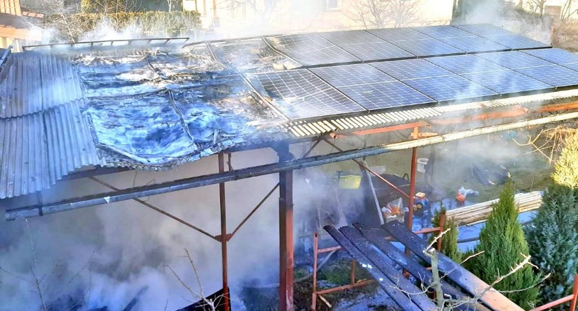 Zdjęcie znajdujących się na dachu paneli fotowoltaicznych stopionych od temperatury ognia