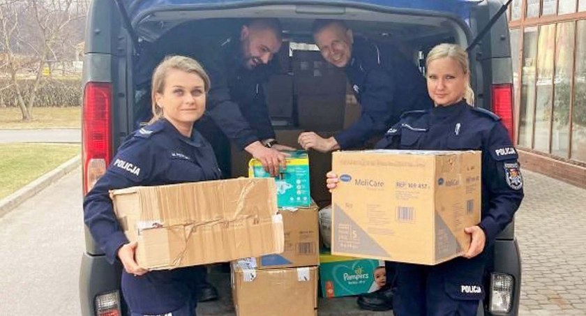 Zdjęcie koneckich policjantek i policjantów, ktorzy rozładowują dary z Francji