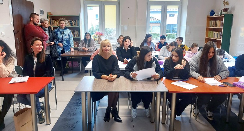 Zdjęcie pierwszych zajęć nauki języka polskiego w Świetlicy w Czarnej (gmina Stąporków)