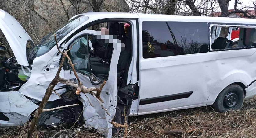 Zdjęcie połamanego przodu i boku busa