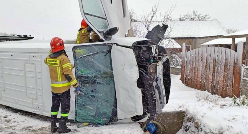 Zdjęcie przewróconego busa