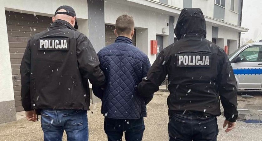 Zdjęcie zatrzymanego przez policjantów 24-latka w drodze do aresztu
