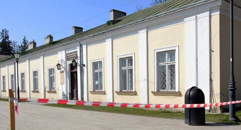 Zdjęcie Biblioteki Publicznej Miasta i Gminy Końskie tuż przed remontem