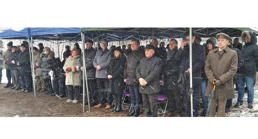 Zdjęcie gości wydarzenia, którzy przed padającym śniegiem chronili się pod namiotami