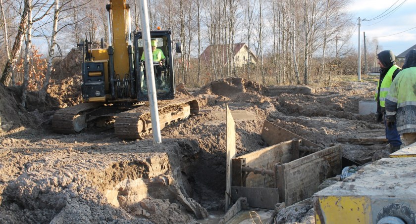 Zdjęcie przedstawia fragment nowo wybudowanego odcinka kanalizacji w gminie Smyków