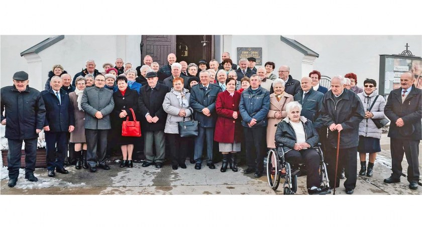 Zdjęcie jubilatów przed kościołem w Radoszycach, po mszy świętej