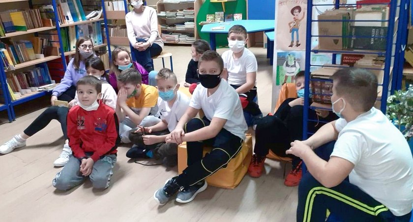 Zdjęcie dzieci w bibliotece Szkoły Podstawowej w Królewcu