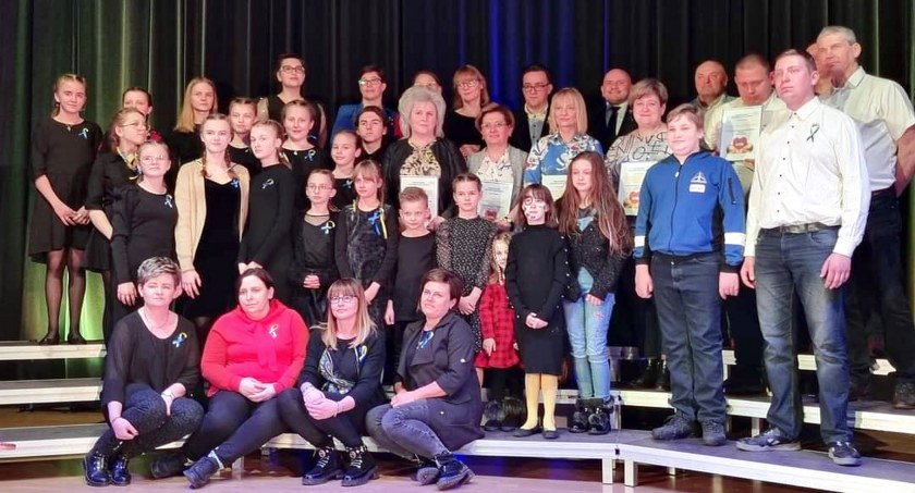 Pamiątkowe zdjęcie uczestników i organizatorów koncertu