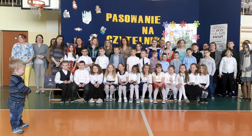 Zdjęcie pierwszaków ze szkoły w Królewcu podczas pasowania na czytelnika
