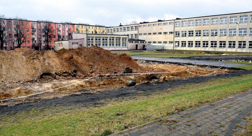 Zdjęcie boiska SP nr 2 w Końskich, które zamieniło się w plac budowy