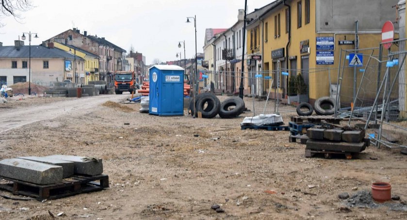 Zdjęcie odcinka do ul. Łaziennej, gdzie będzie szeroki chodnik z kamiennych płyt
