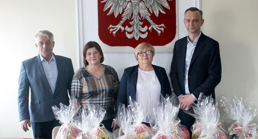 Zdjęcie wójta Jarosława Pawelca, przewodniczącej RG Danuty Jarek, wicewójta Jerzego Dudy i radnej Bernardy Curzytek z paczkami dla najmłodszych uchodźców z Ukrainy