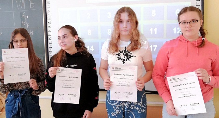 Zdjęcie zwyciężczyń turnieju matematycznego w SP Ruda Maleniecka