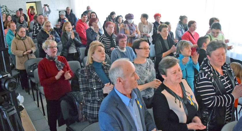 Zdjęcie publiczności, która brawami na stojąco nagrodziła wykonawców