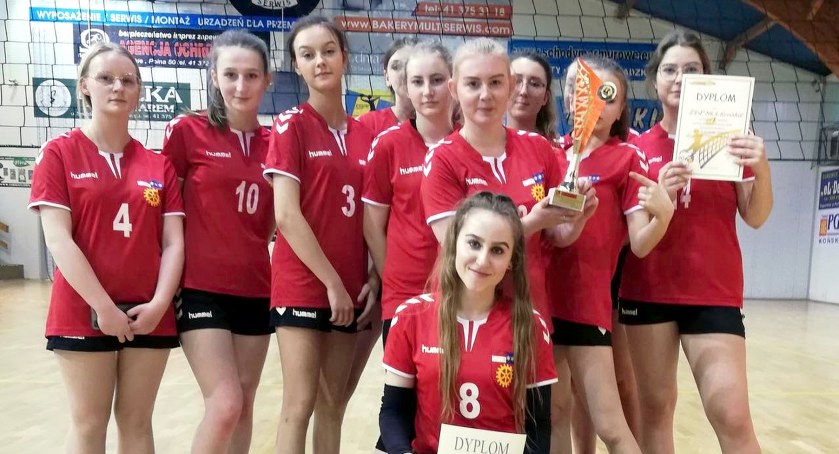 Zdjęcie zwycięskiej drużyny dziewcząt z ZSP nr 1 w Końskich